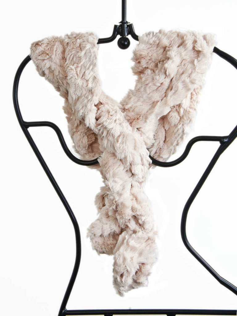 Fluffy scarf with twist and sparkle